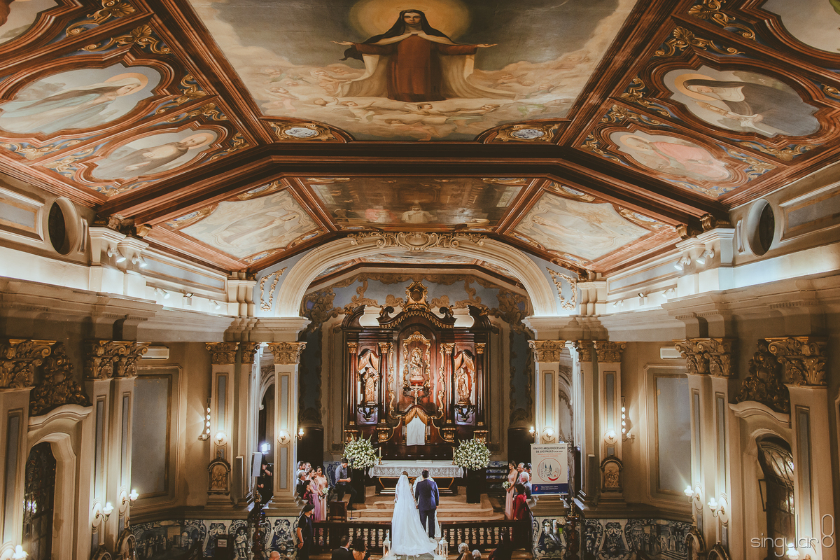Fotografia do alto de casamento a noite na Capela da Puc em São Paulo