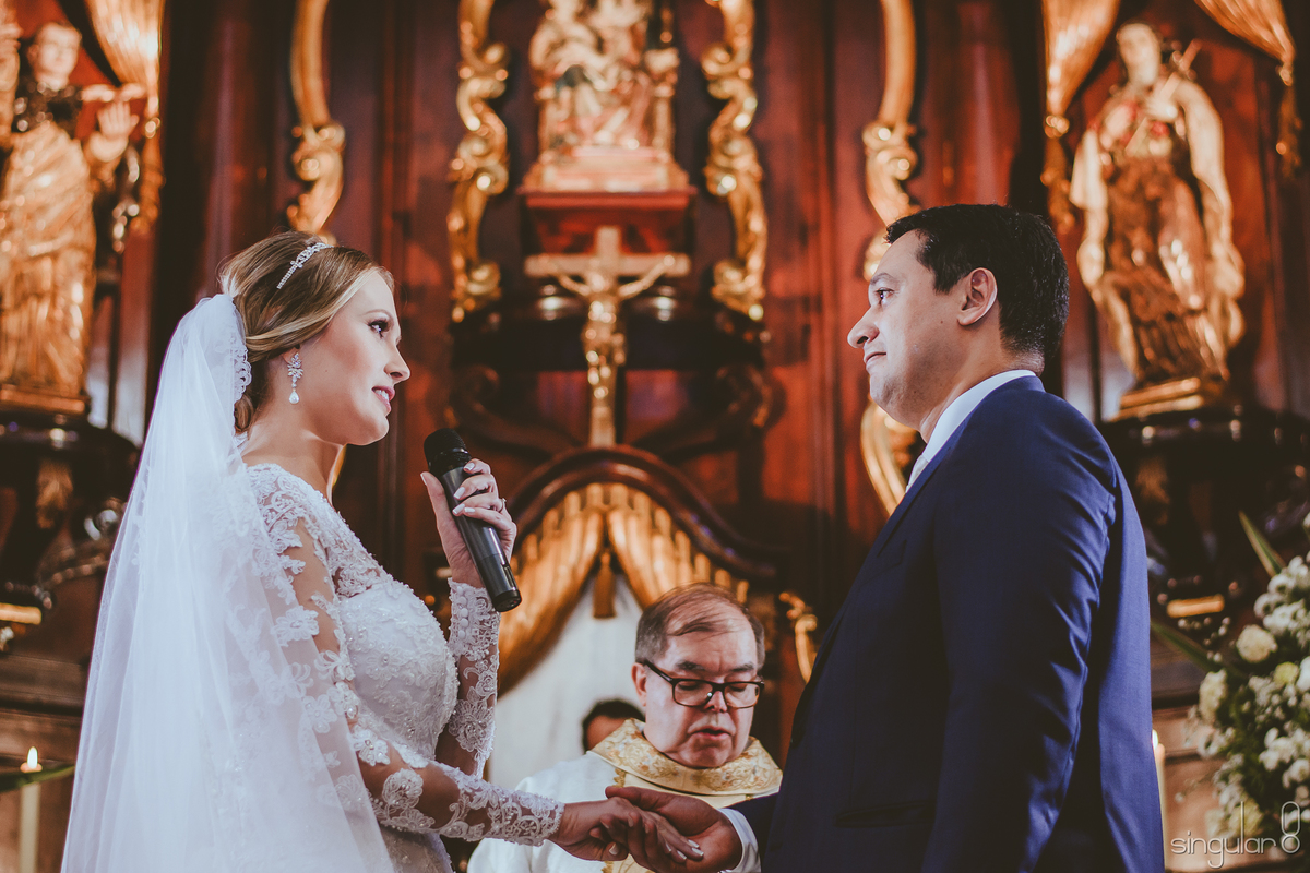 Noiva falando os próprios votos na Capela da Puc em cerimônia de casamento