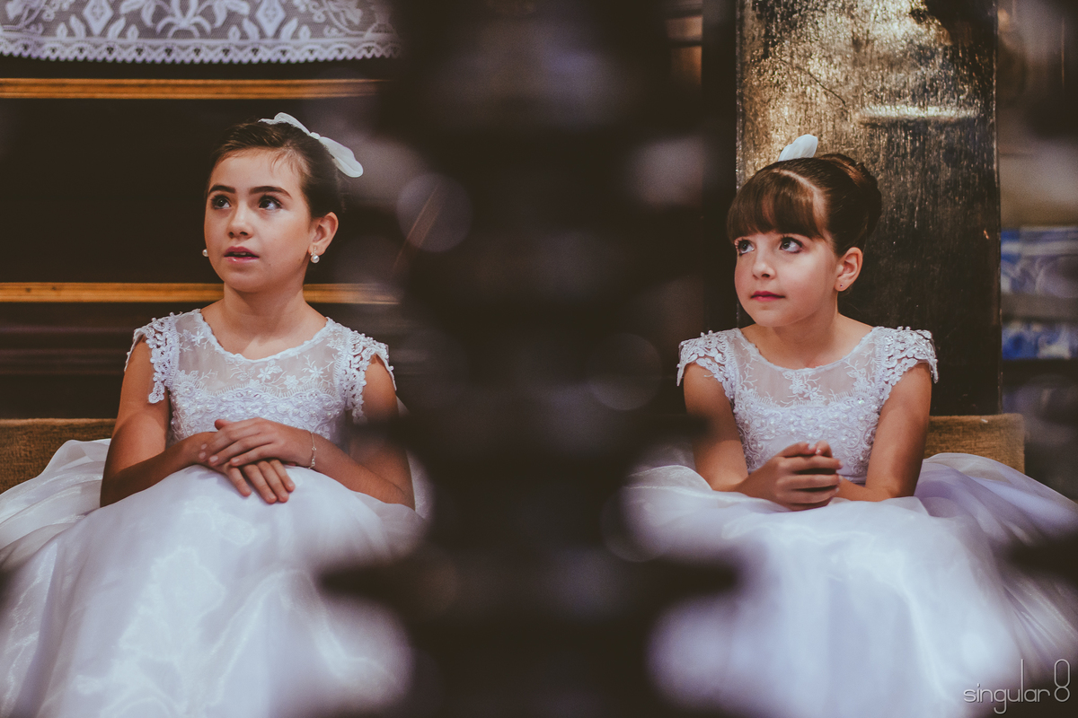 Daminhas com coque laço e vestido de renda em casamento na Capela da Puc São Paulo