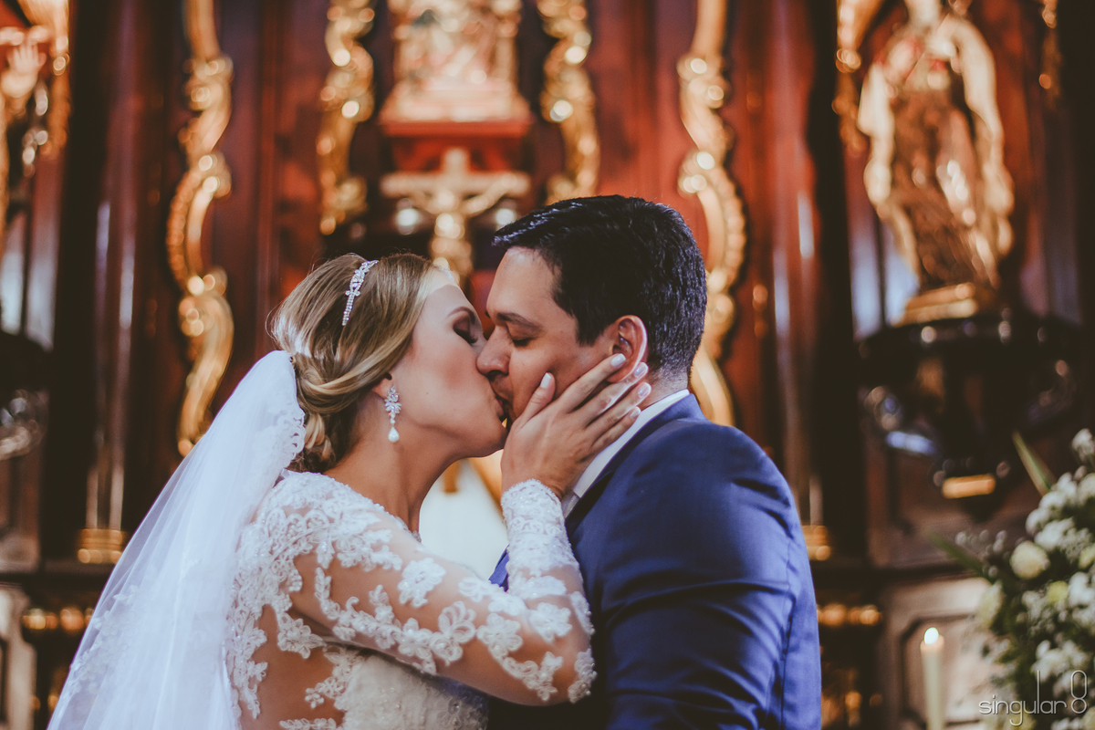 Beijo dos noivos na Capela da Puc São Paulo após cerimônia religiosa de casamento
