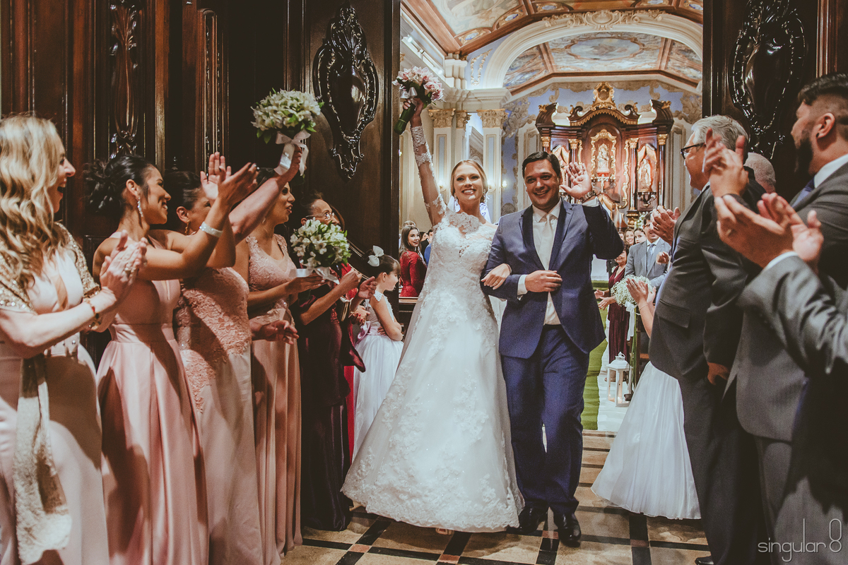 Saída dos noivos após cerimônia religiosa de casamento da Igreja   Coração Imaculado de Maria em São Paulo