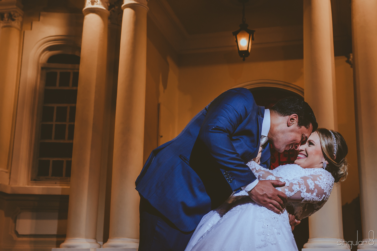 Noivos pousando para fotos no Buffet Finesse Pompeia