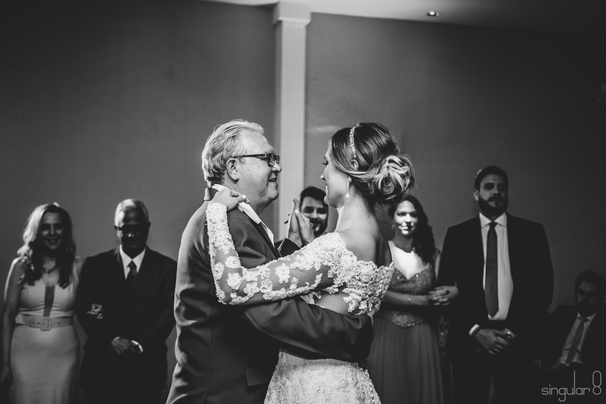 Fotografia da noiva dançando com o pai na festa de casamento no Buffet Finesse