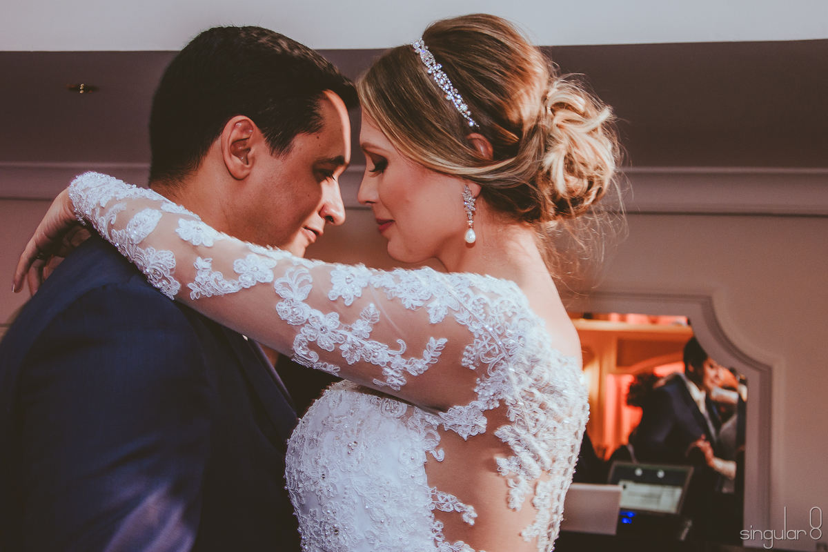Casal fazendo a primeira dança no Buffet Finesse Pompeia