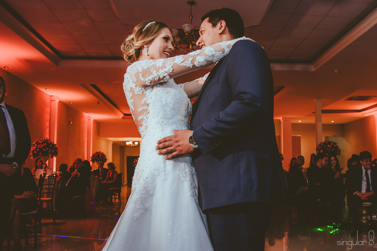Abertura da pista de dança com os noivos dançando no Buffet Finesse