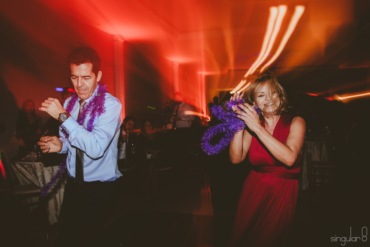 Convidados dançando em festa de casamento no Buffet Finesse Pompeia em São Paulo