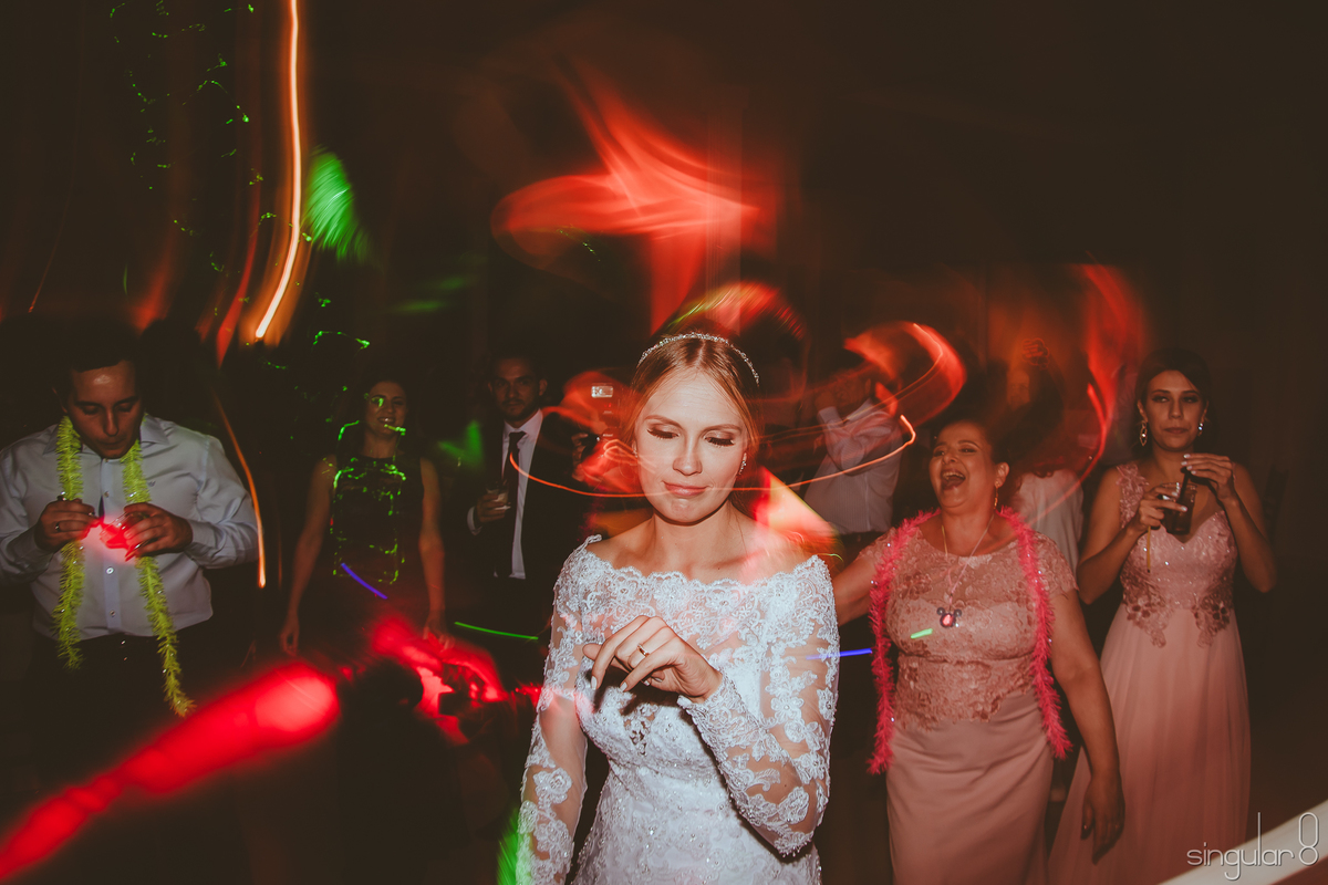 Fotografia da Noiva dançando com as madrinhas em festa de casamento no Buffet Finesse Pompeia