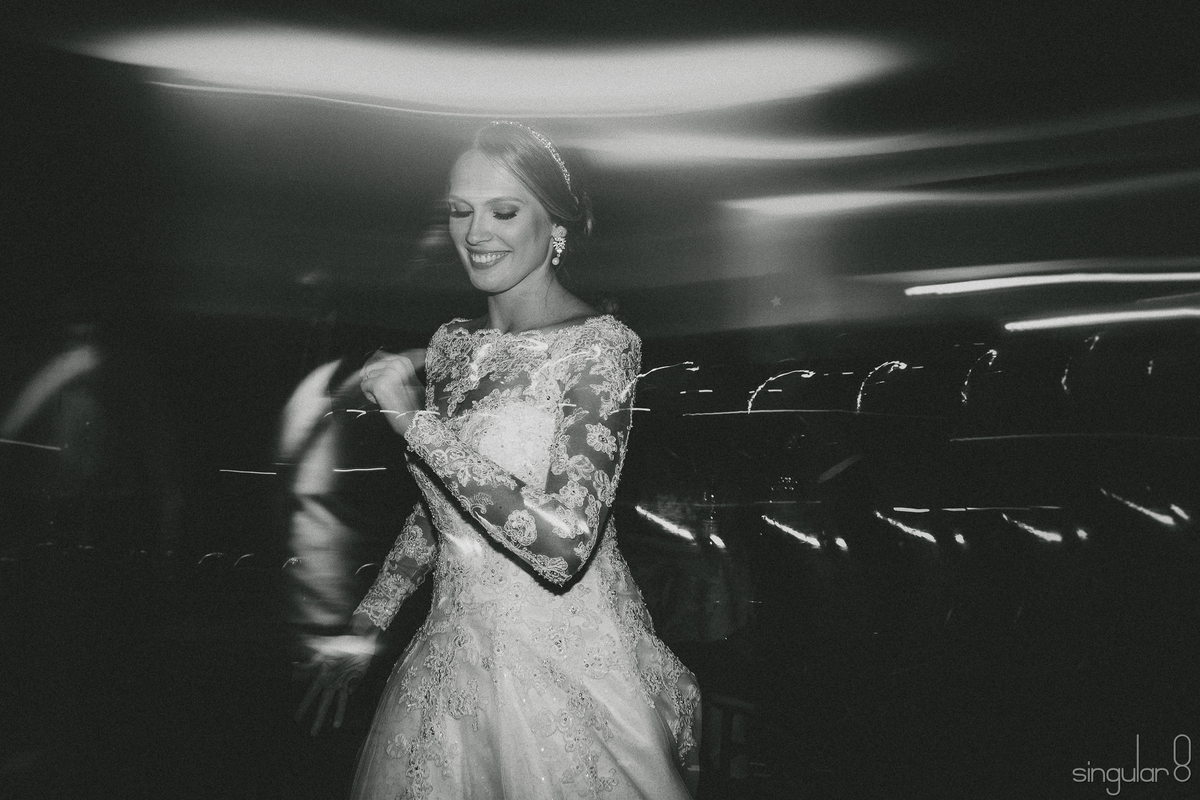 Noiva se divertindo em festa de casamento no Buffet Finesse São Paulo