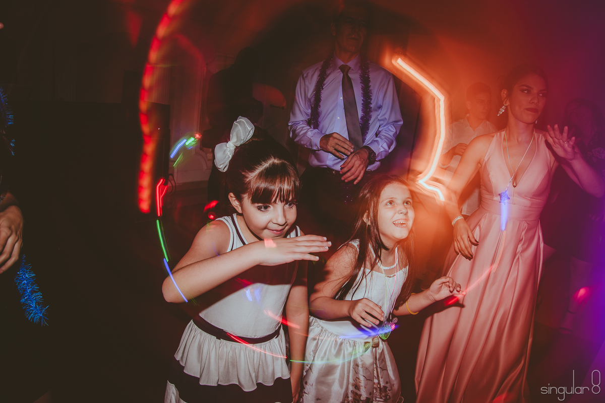 Daminhas se divertindo na pista de dança de casamento no Buffet Finesse Pompeia