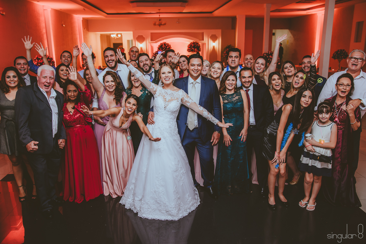 Foto com todos os convidados no final da festa de casamento no buffet Finesse em São Paulo