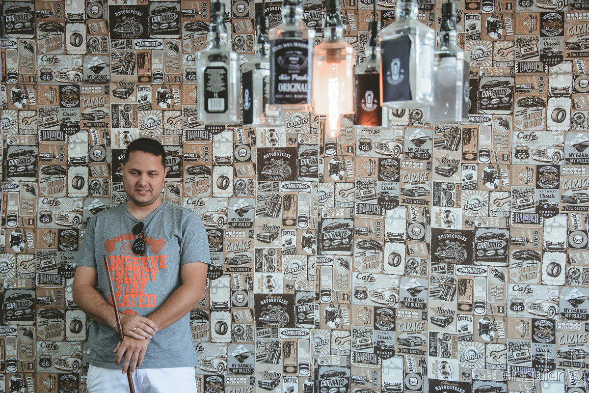  Fotografia de padrinho em uma parede criativa para Barbearia