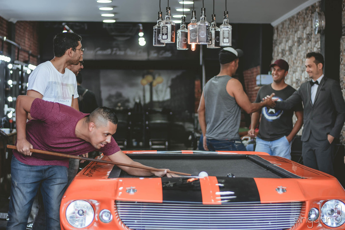 Fotografia do Making of do noivo com os padrinhos Barbearia em Mauá