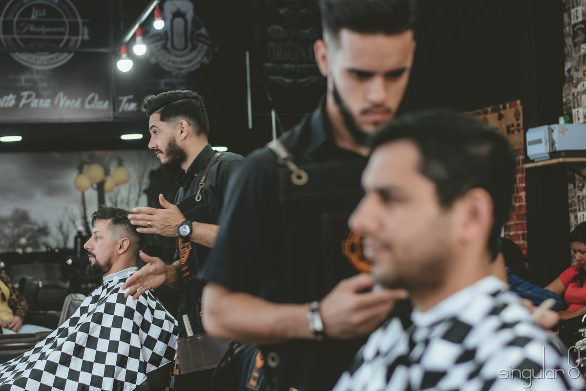 Homem fazendo a barb em barbearia na cidade de mauá
