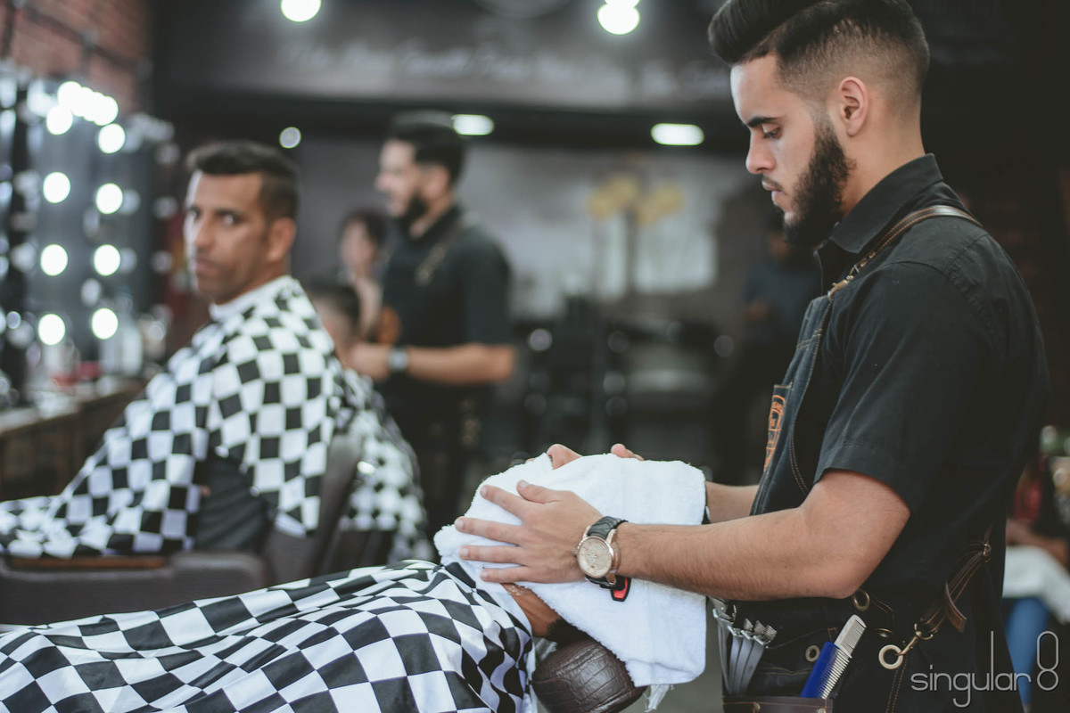 Padrinhos se arrumando para casamento na Barbearia de Mauá