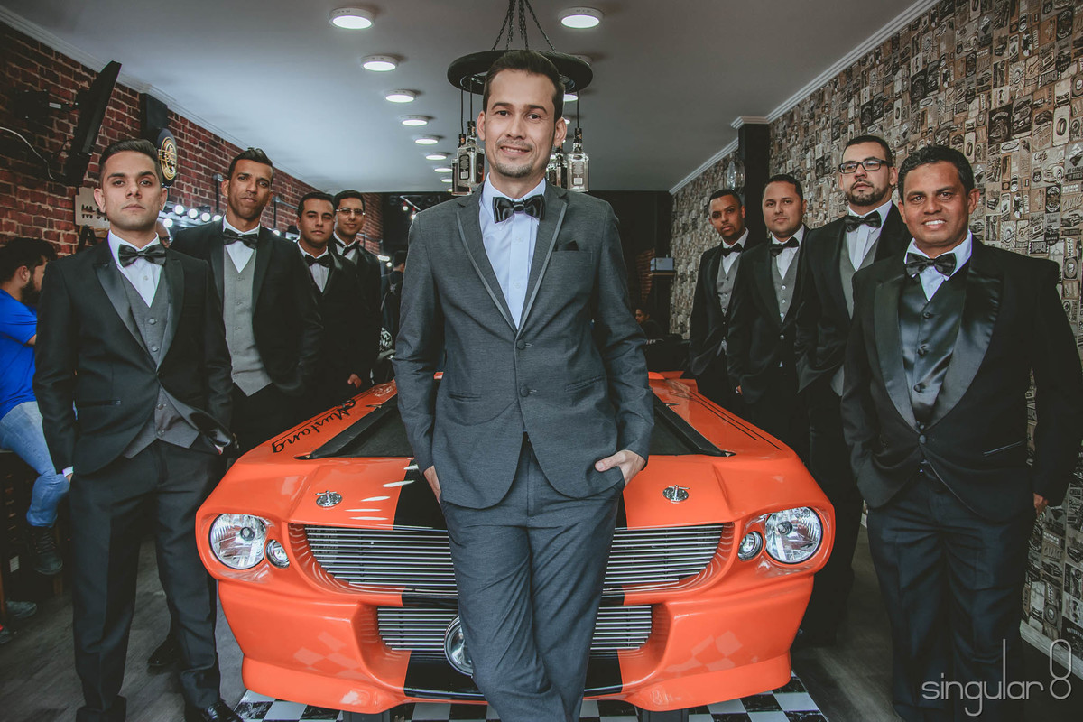 Fotografia do noivo com os padrinhos no making of na barbearia lele flashpower em Mauá
