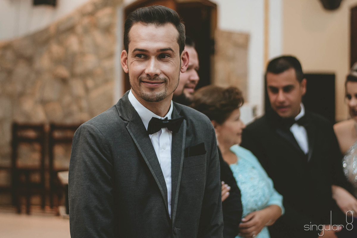 Fotografia do noivo emocionado na entrada da noiva na Igreja cerimônia religiosa no ABC