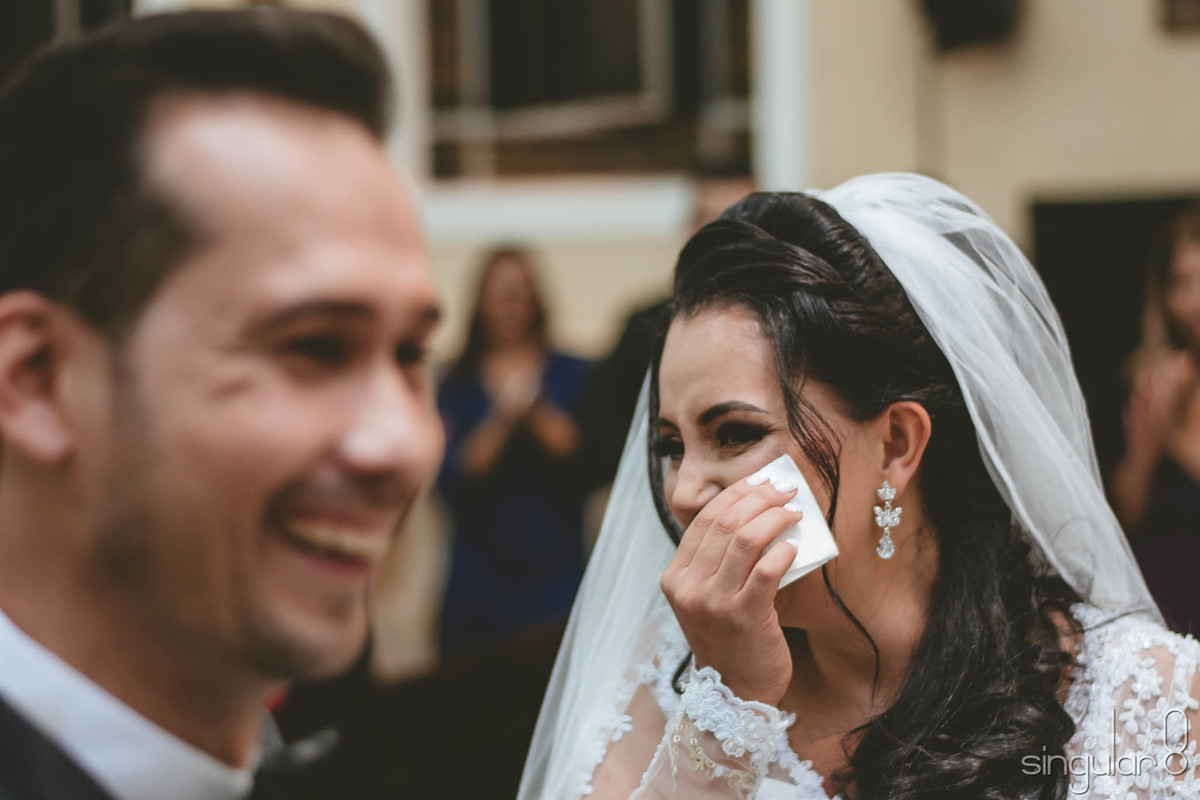 Noivos emocionados no casamento na Igreja de Mauá em São Paulo