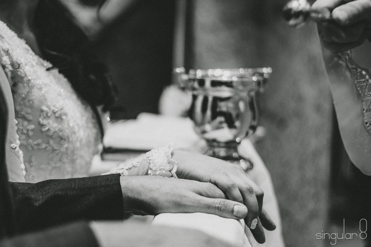 Foto das mãos dos noivos no altar da Igreja Paróquia São João Batista em Mauá