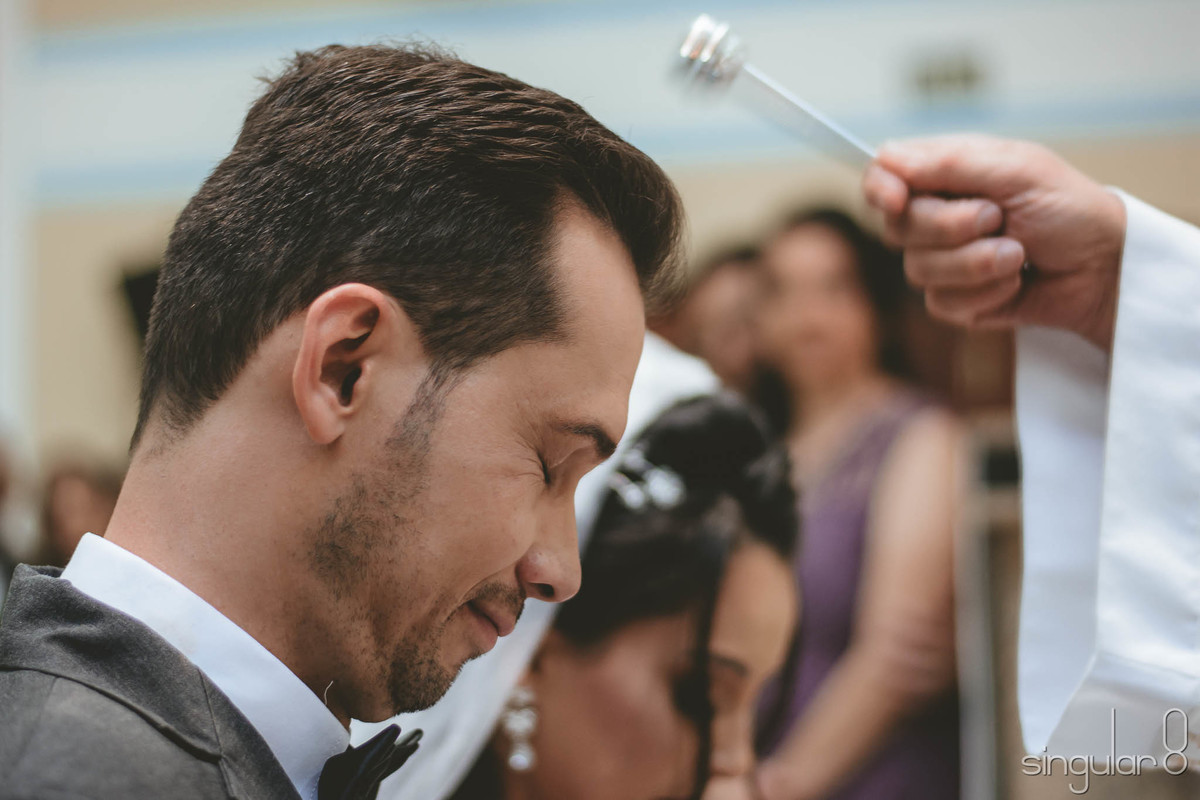 Fotografia do padre abençoando os noivos na cerimônia religiosa em Mauá