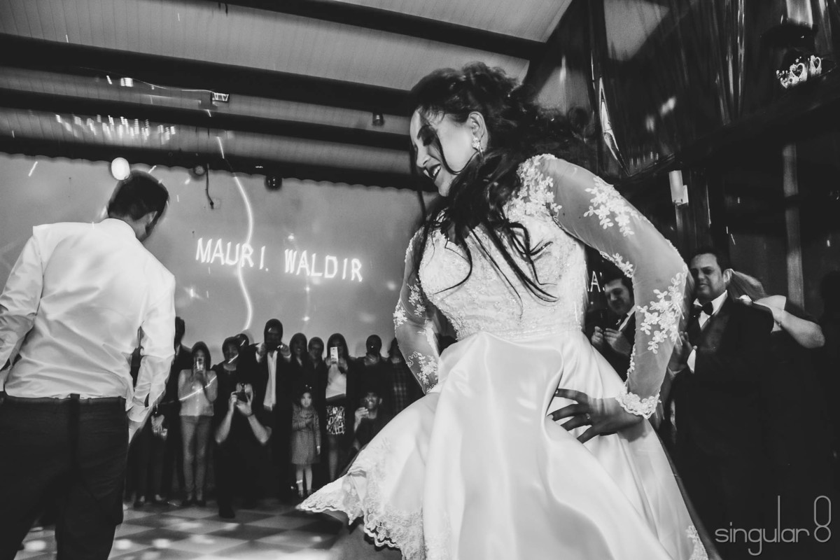 Noivos dançando na festa de casamento no espaço Edelweiss