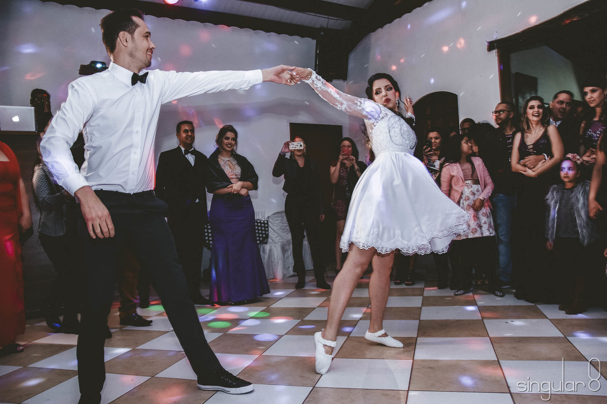 Foto de noivos dançando na festa de casamento do Espaço Edelweiss