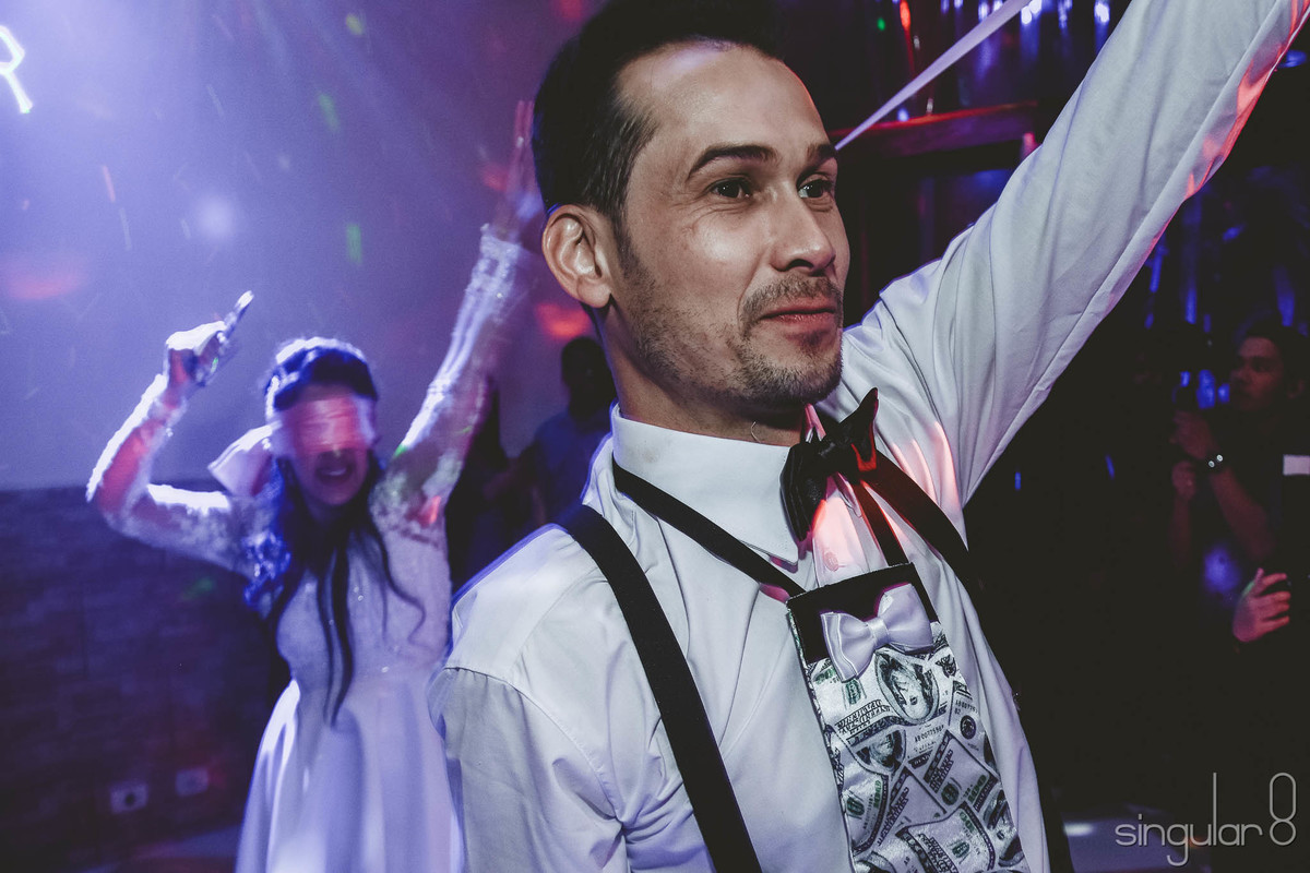 Noiva cortando bouquet de fita na festa de casamento no Espaço Edelweiss