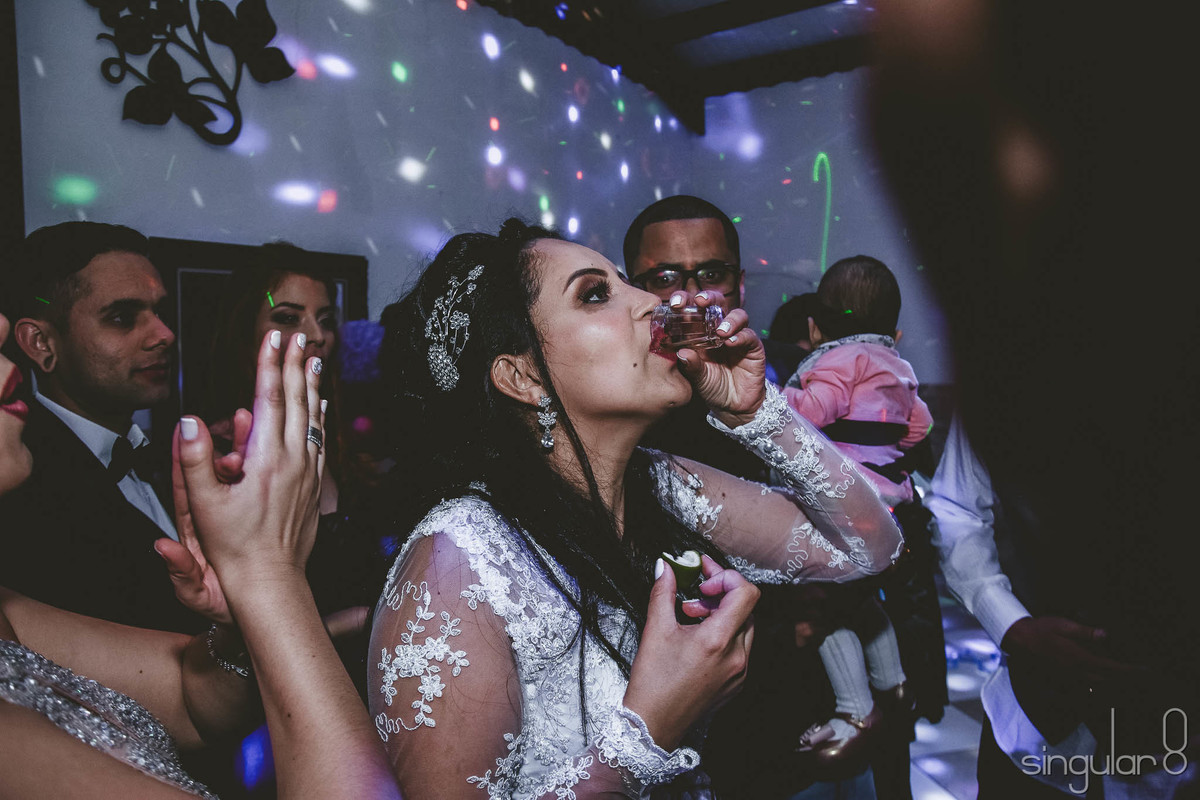 Noiva bebendo tequila na festa de casamento em Mauá Espaço Edelweiss