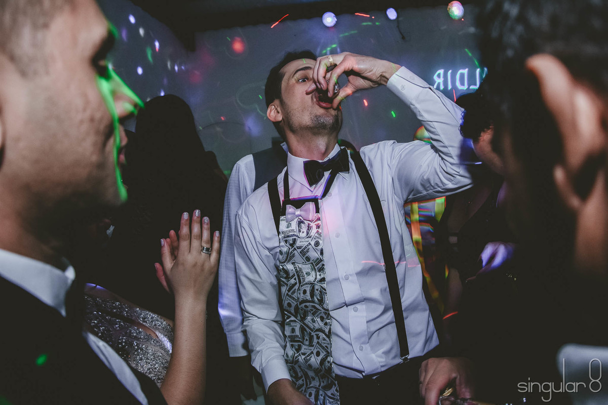 Foto de noivo bebendo em festa de casamento no espaço Edelweiss