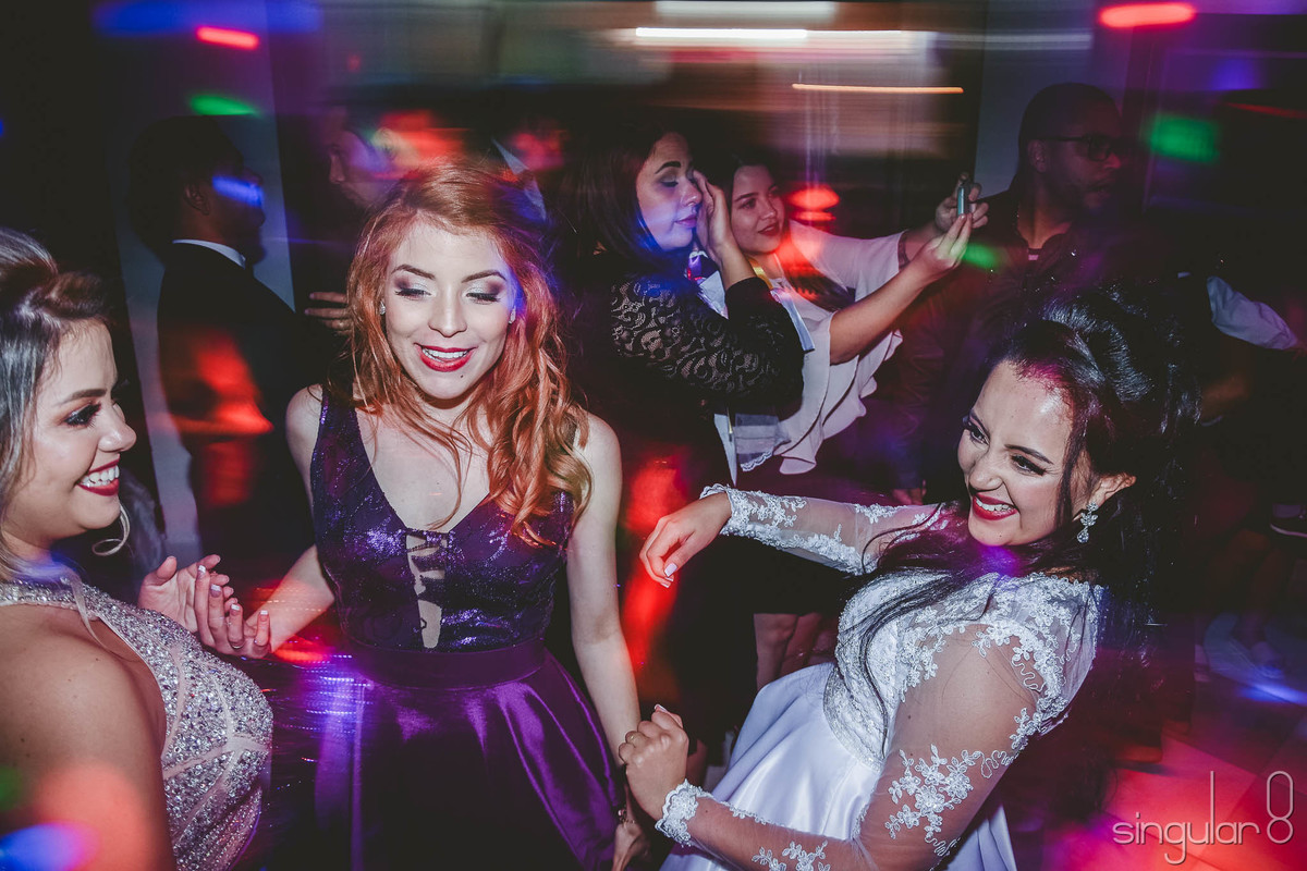 Noiva se divertindo em festa de casamento com as madrinhas no Espaço Edelweiss Mauá