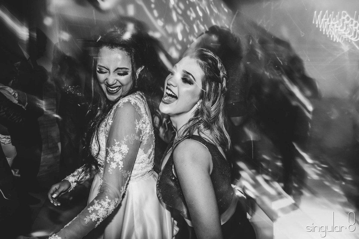 Noiva dançando com a madrinha na festa de casamento no espaço Edelweiss em Mauá