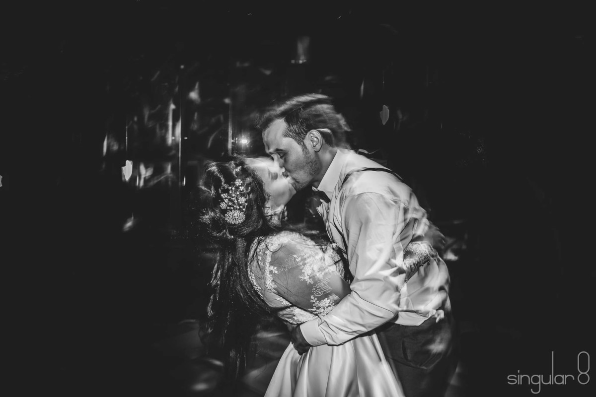 Noivos se beijando na pista de dança do casamento no Espaço Edelweiss 