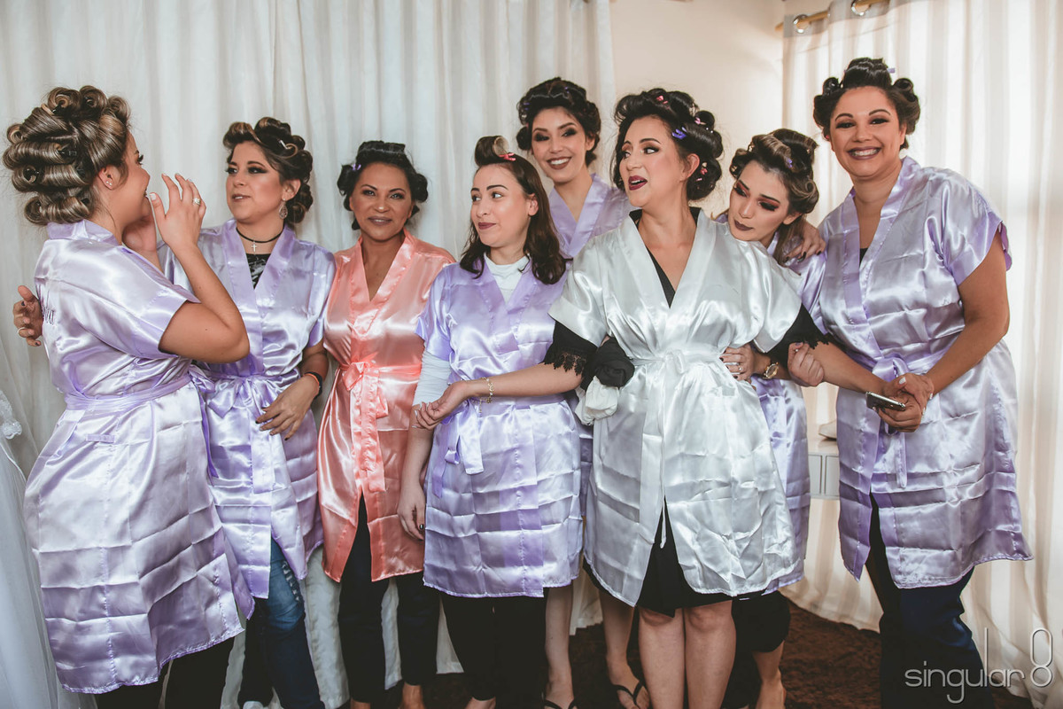 Robe de noiva personalizado para making of com as madrinhas em Mauá