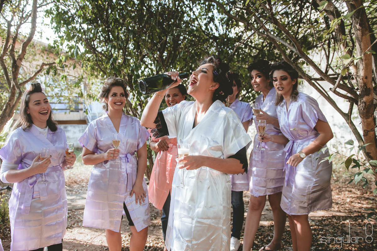 Brinde da noiva com as madrinhas no making of no studio Camila Toledo em Maudá