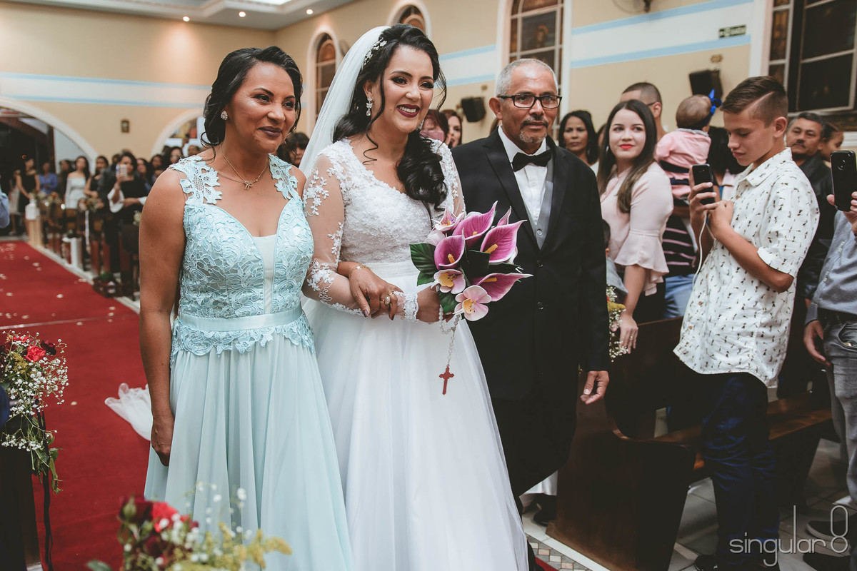 Noiva entrando com os pais na Igreja Paróquia São João Batista ABC