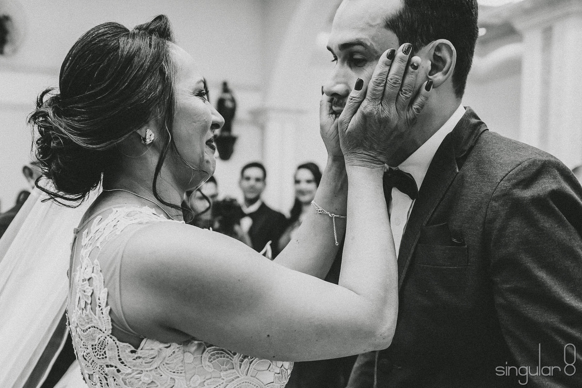 Foto de mãe e filho se emocionando no casamento na igreja Paróquia São João Batista em Mauá