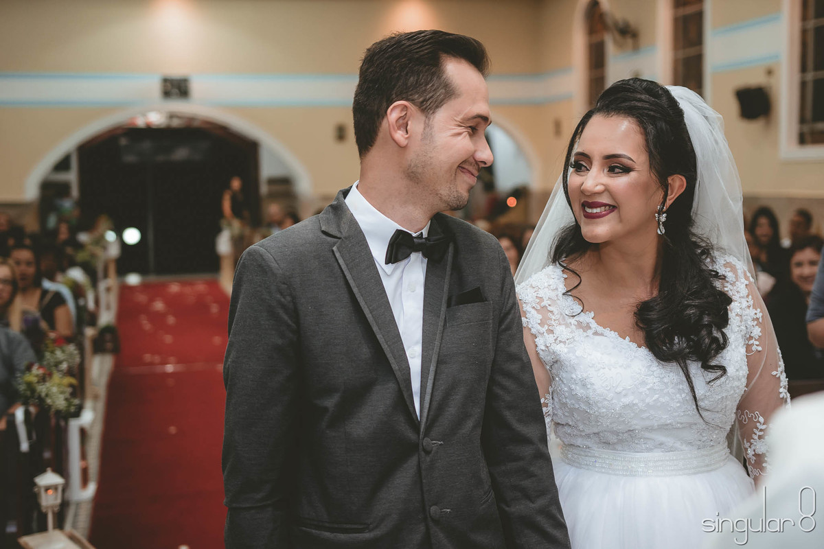 Olhar do noivo para noiva na Igreja em Mauá no casamento