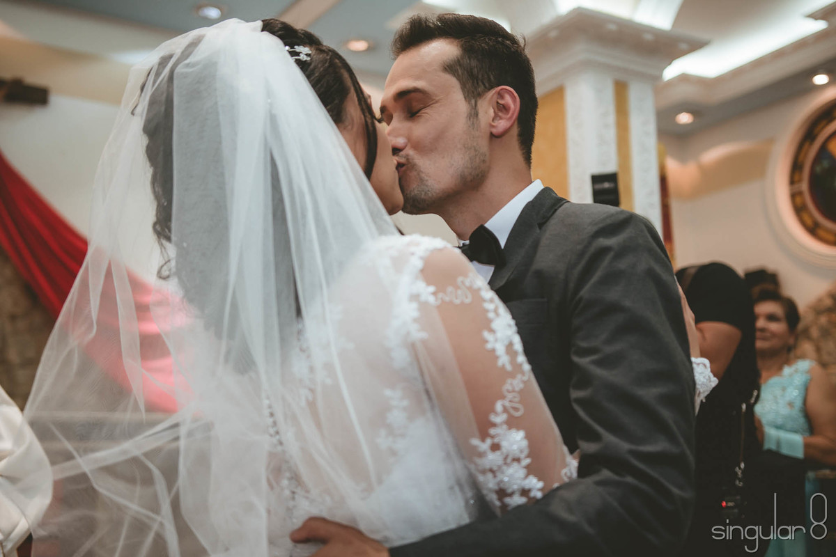 Beijo dos noivos no casamento da Igreja em Mauá São Paulo