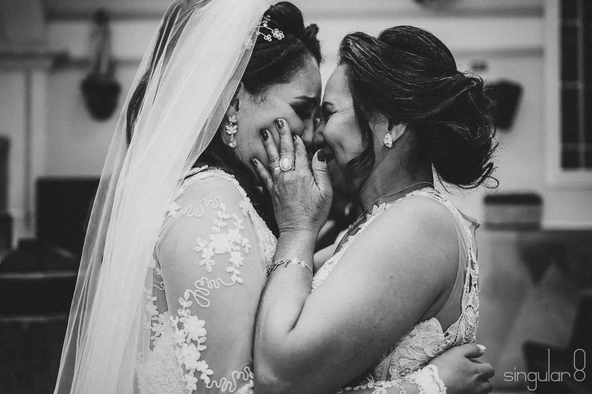 Foto de mãe e filha nos cumprimentos depois da cerimônia na Igreja