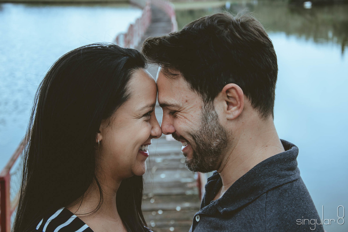 Foto de casal sorrindo na ponte do Parque Centenário Mogi das Cruzes