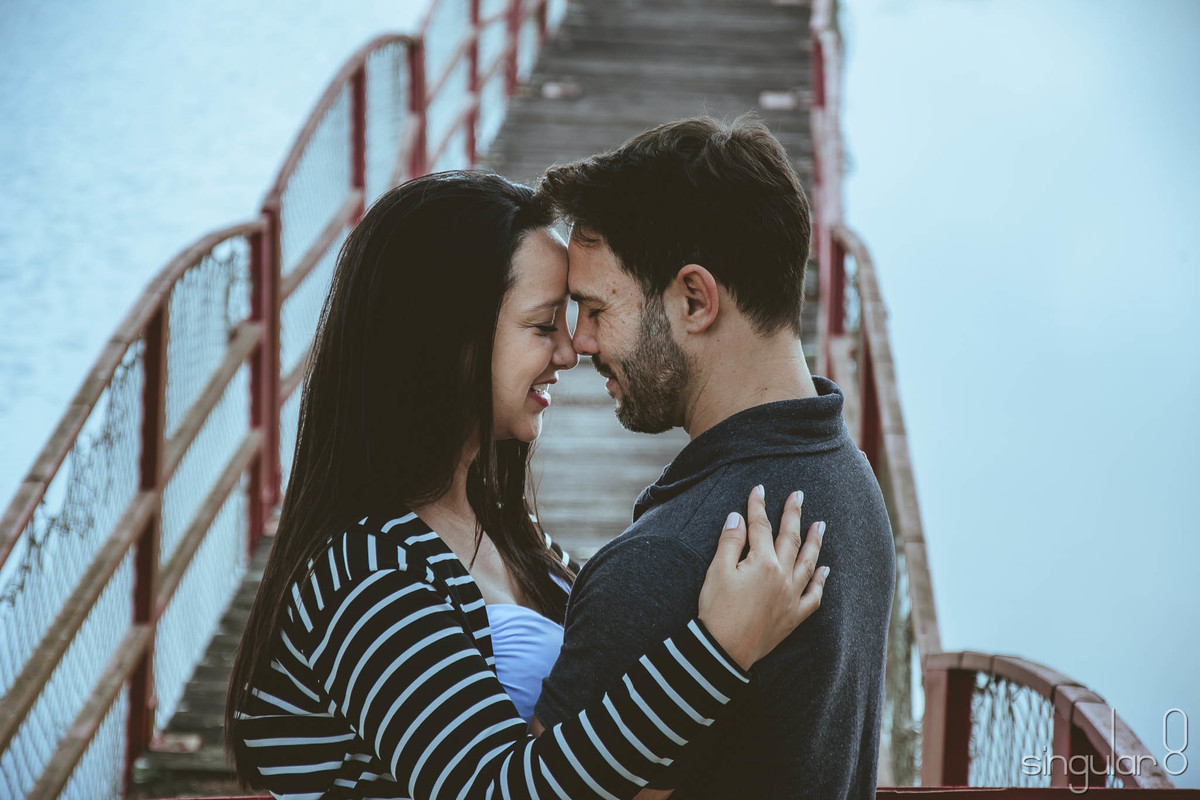 Fotografia de gestante abraçada com o marido