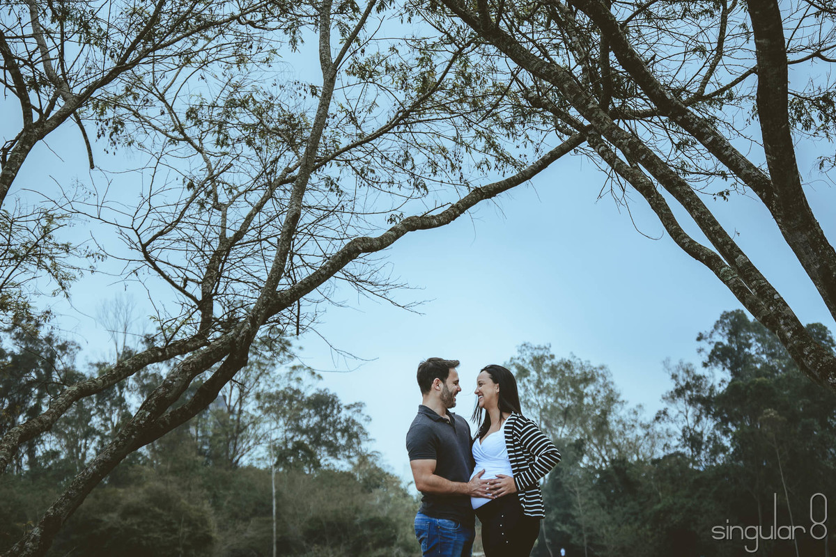 Fotografia de gestante entre as árvores do Parque Centenário Mogi das Cruzes