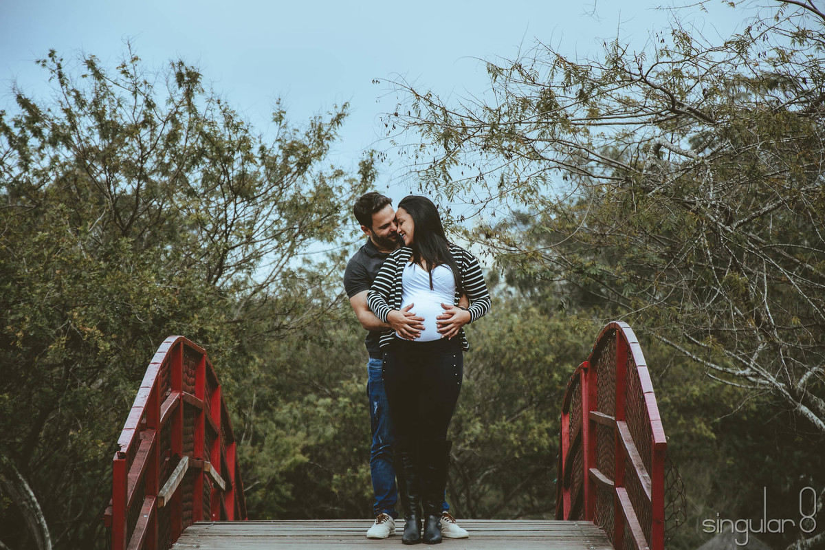 Fotografia de gestante no lago do Parque Centenário de Mogi