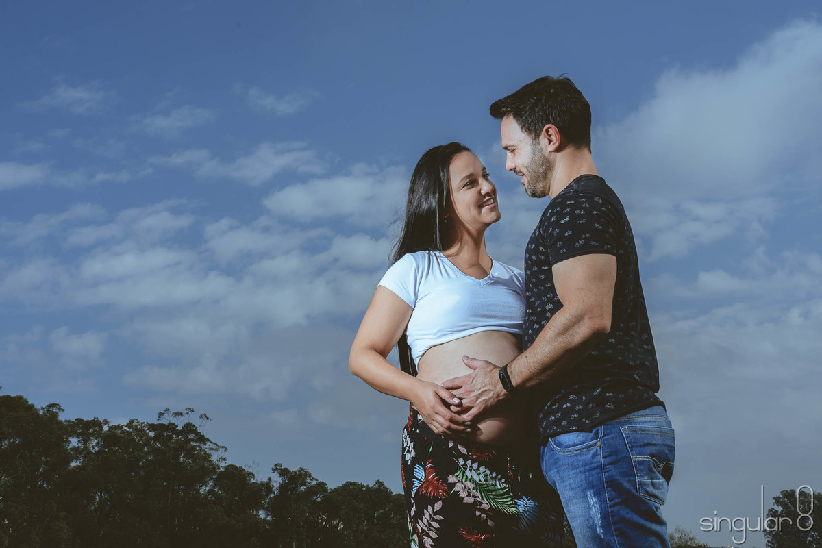 Casal em fotografia espontânea no Parque Centenário