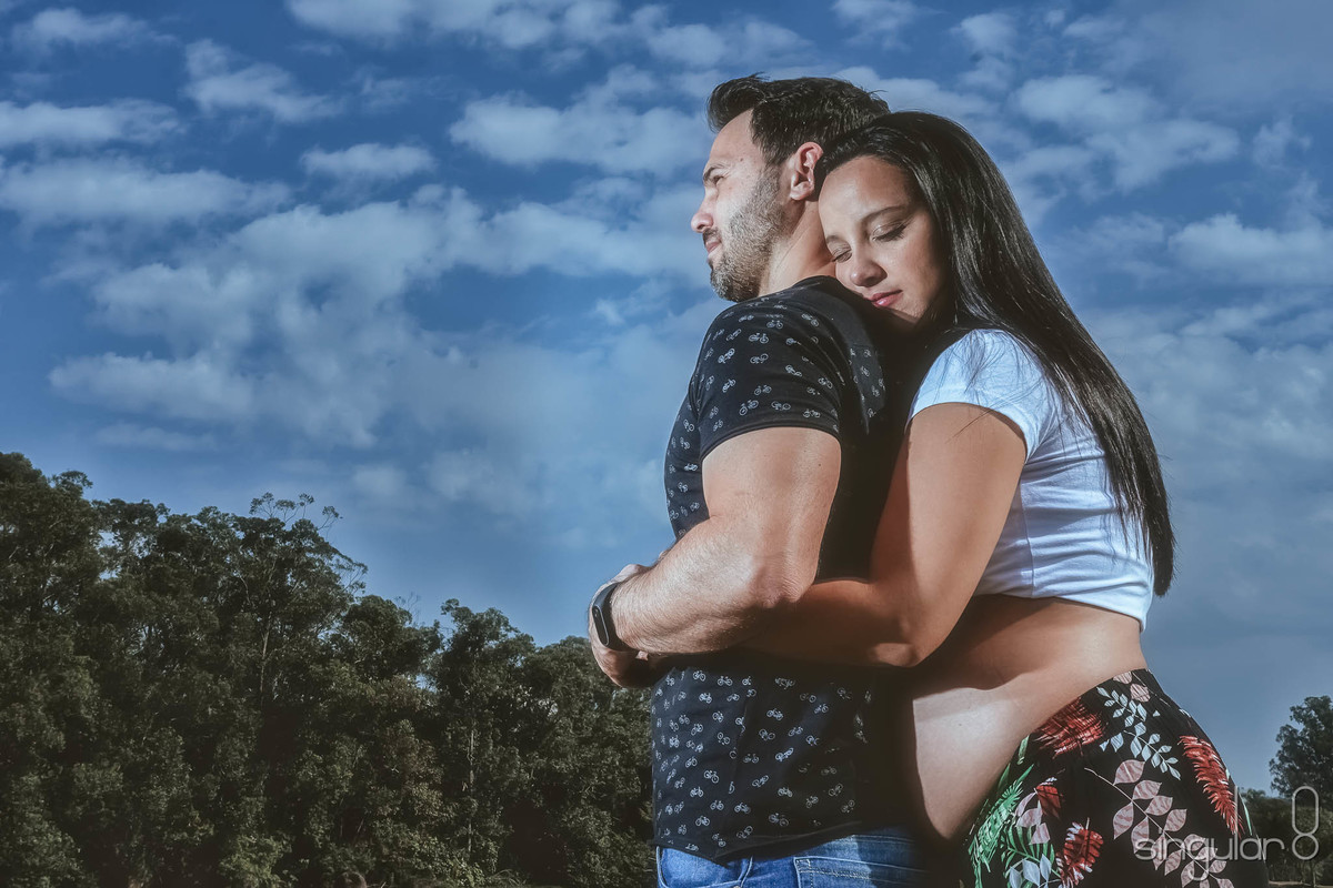 Gestante em fotografia espontânea no parque Centenário