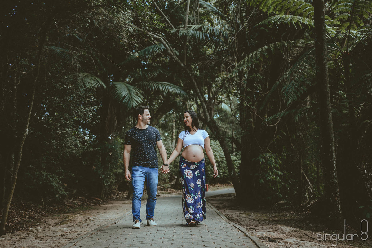 Casal caminhando no Parque Centenário fotografia de casal