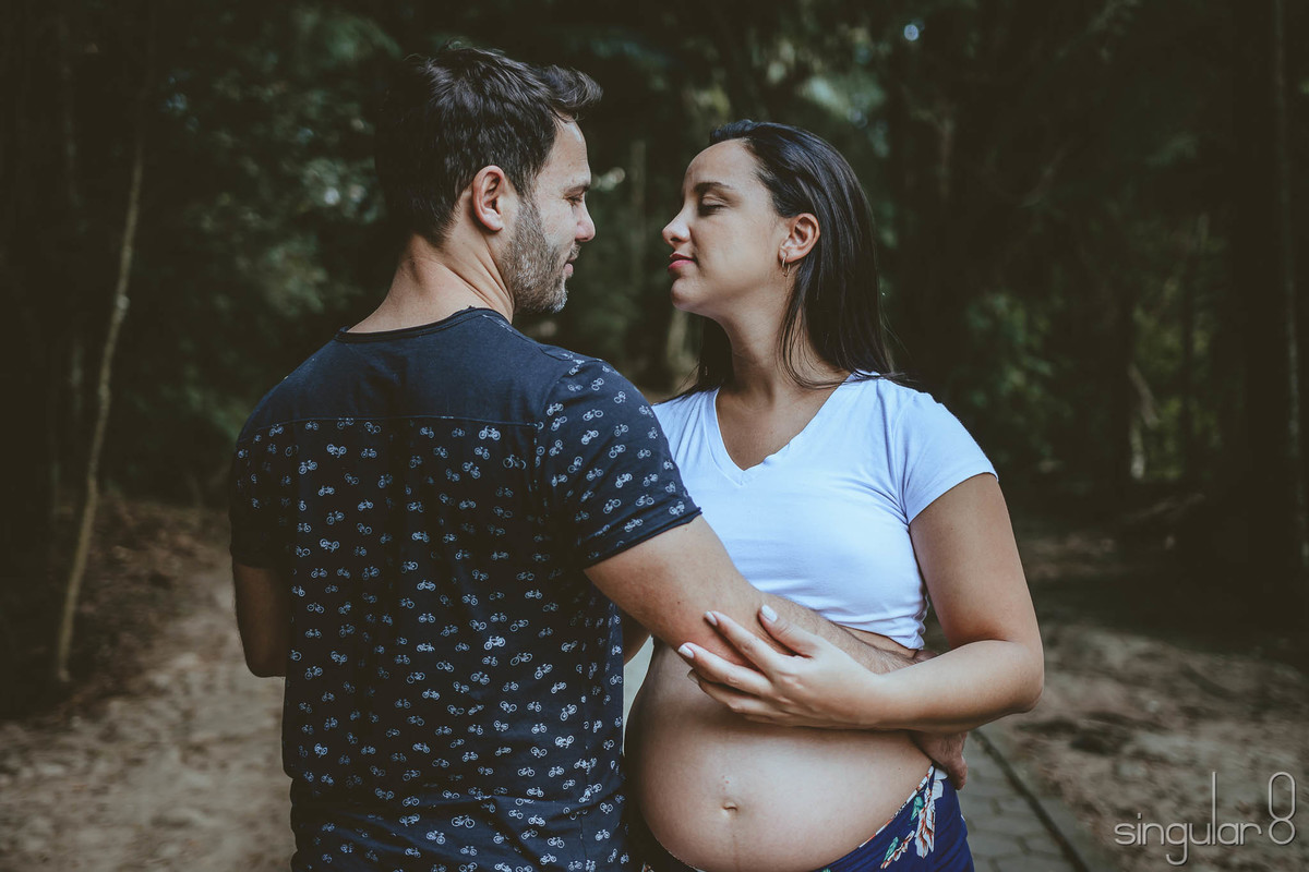 Casal em foto criativa para ensaio fotográfico de gestanate