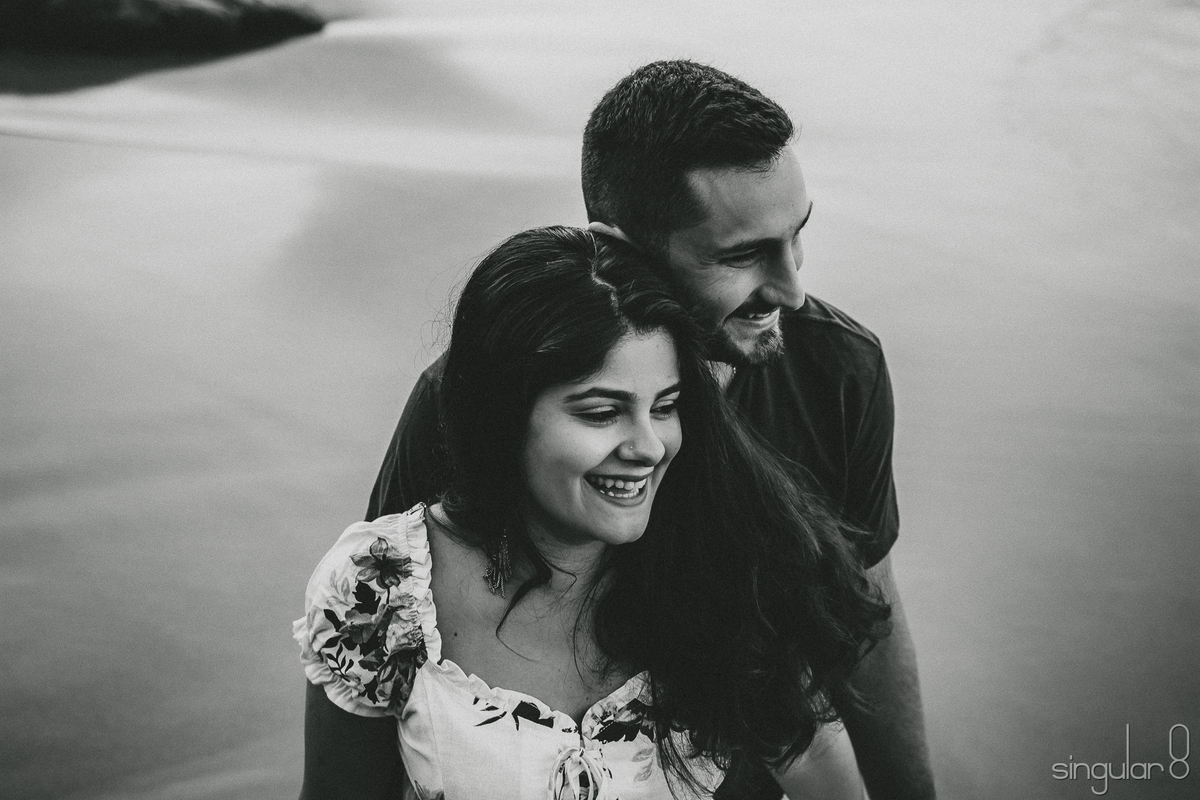 casal em fotografia de ensaio pré casamento