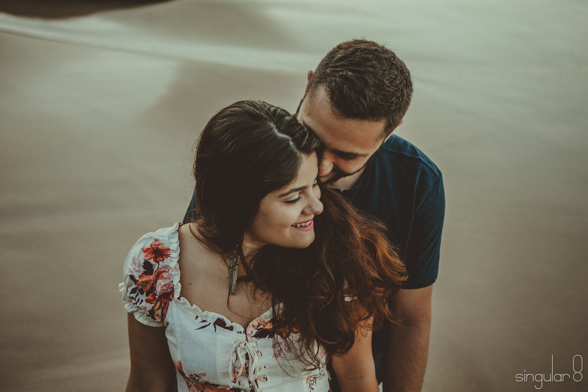 ensaio de casal na praia com o sol amanhecendo na praia de santiago