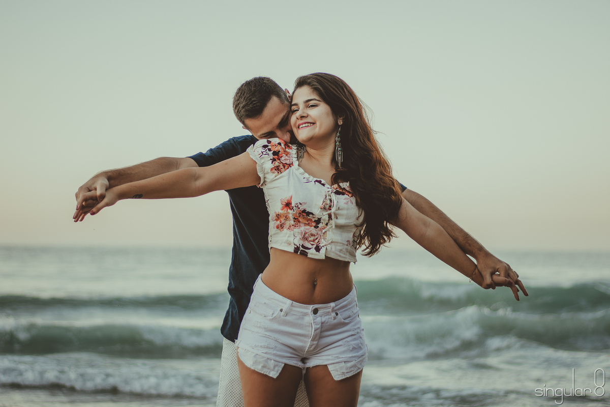 casal em ensaio pré casamento com noiva de shortinho