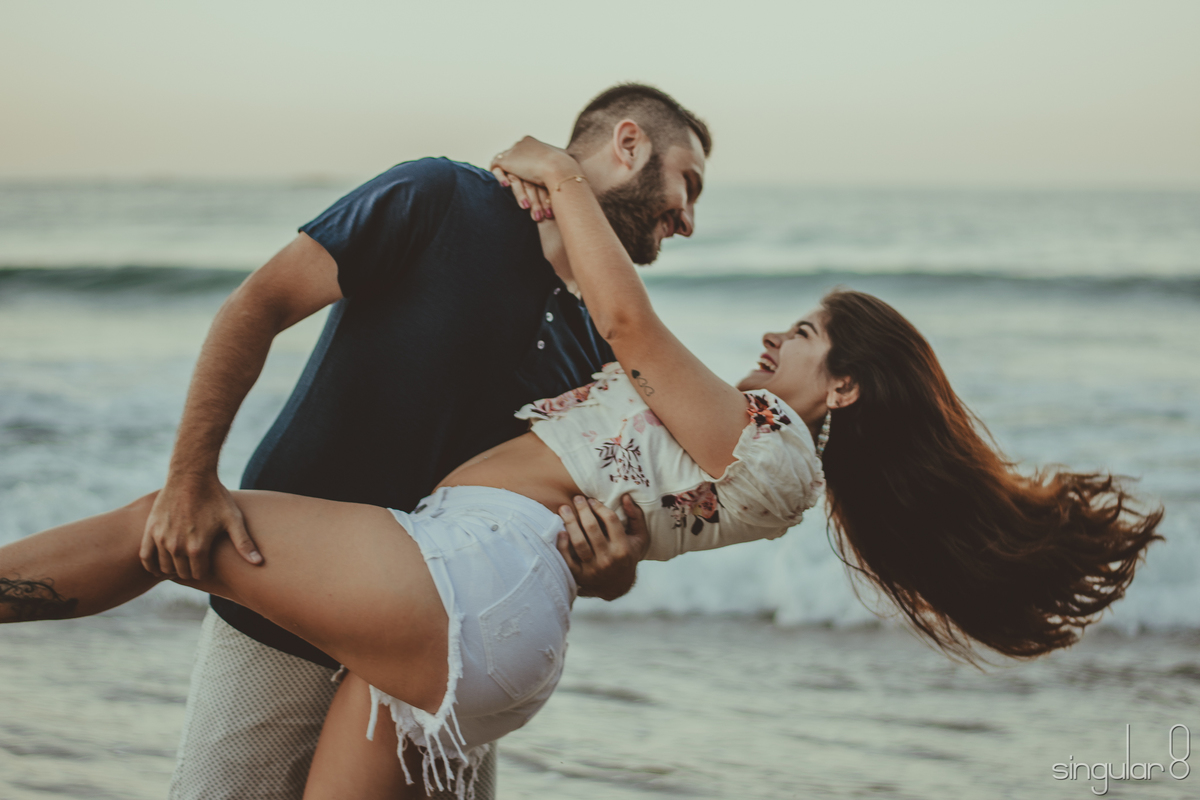 noiva de shorts em ensaio pré casamento na praia